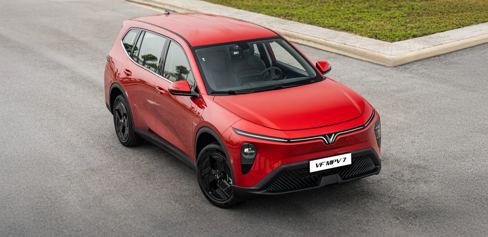 VF MPV 7 trong bối cảnh đô thị cao cấp trước khi mua